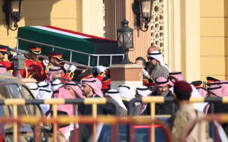الكويتيون يشيعون جثمان الأمير نواف الأحمد الجابر الصباح
