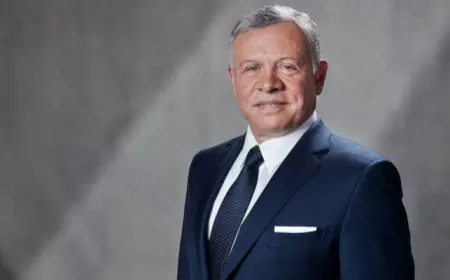 الملك يهنئ أمير دولة الكويت بمناسبة توليه مقاليد الحكم