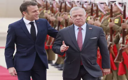 الملك يؤكد لماكرون ضرورة أن يضغط العالم لوقف فوري لإطلاق النار في غزة