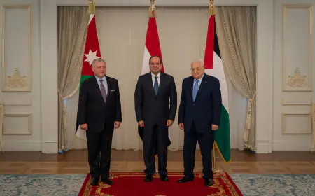 الملك والرئيسان المصري والفلسطيني يعقدون قمة لبحث التطورات في غزة