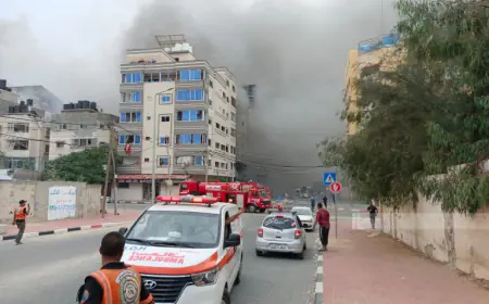 الإحتلال يقصف عدة منازل في دير البلح