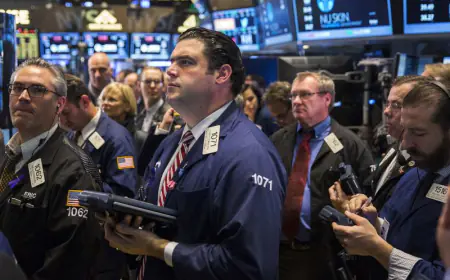 وول ستريت تختم الأسبوع بـ خسائر.. و الذهب يرتفع