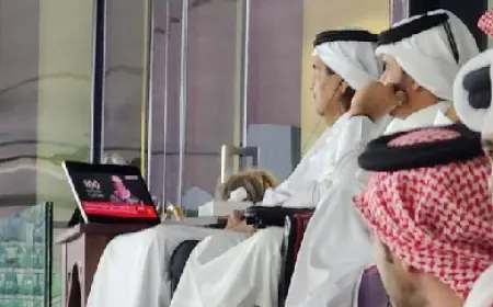 والد أمير قطر  يتابع خطاب أبو عبيدة من المدرجات