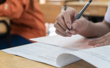 طلبة  تكميلة التوجيهي  يتقدمون للإمتحان الأخير