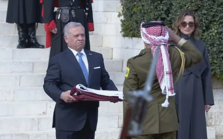 جلالة الملك يشهد مراسم  رفع علم (اليوبيل الفضي)
