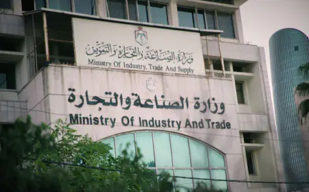 الحكومة  تسمح  للقطاع  الخاص بتخزين السلع الضرورية