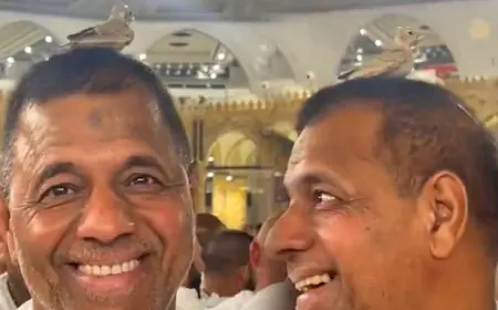 طائر يقف على رأس معتمر عند الطواف