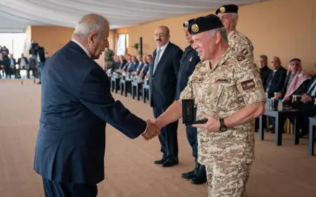 جلالة الملك  ينعم بميدالية اليوبيل الفضي على متقاعدين عسكريين وشهداء "أسماء"