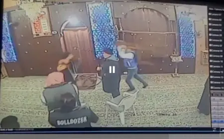 بالفيديو .. صاحب أسبقيات يعتدي على مصلين