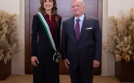 جلالة الملك  عبدالله يقلد الملكة رانيا العبدالله وسام النهضة المرصع تقديراً لعطائها المتميز