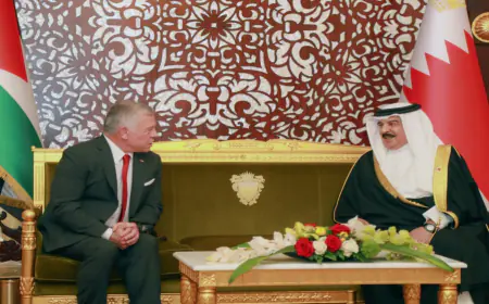 الملك والعاهل البحريني يؤكدان ضرورة وقف فوري لإطلاق النار في غزة