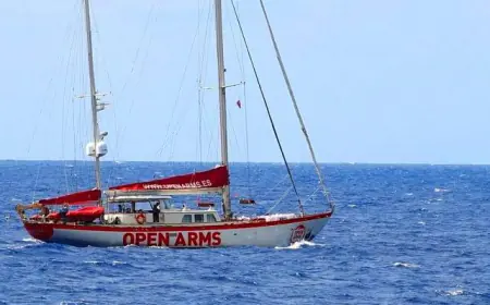 مشاهدة سفينة مساعدات قرب سواحل قطاع غزة