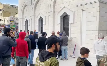 من أمام المسجد الحسيني.. وقف ثريد يبدأ بتوزيع الوجبات مجانا