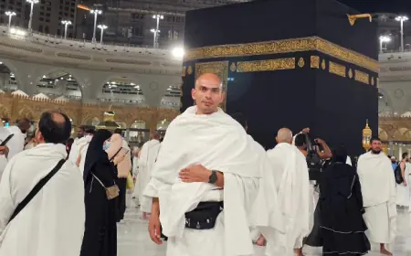 البطل عدي أبو حصوة يؤدي مناسك العمرة