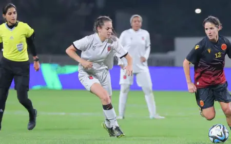 مشهد تاريخي في الرياضة السعودية.. أول حكمة دولية بكرة القدم