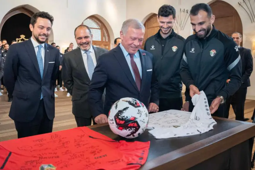 الملك ينعم بميدالية اليوبيل الفضي على منتخب النشامى