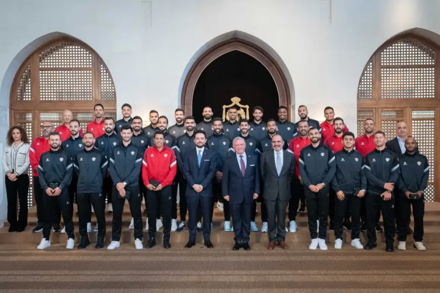 الملك ينعم بميدالية اليوبيل الفضي على منتخب النشامى