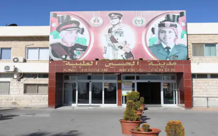 كم بلغ عدد المسجلين للاستفادة من خدمة توصيل الأدوية لمراجعي مدينة الحسين الطبية؟