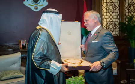 الملك يمنح الشيخ مشعل قلادة الحسين بن علي