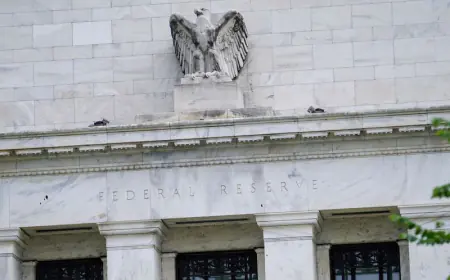 البنك المركزي الأميركي يبقي أسعار الفائدة دون تغيير في نطاق 5.25-5.50%