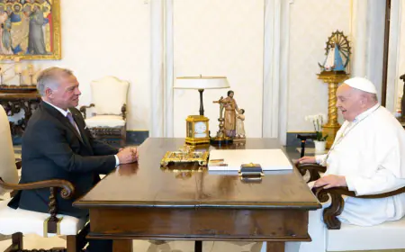 الملك يلتقي بابا الفاتيكان ويؤكد استمرار الأردن بدوره الديني والتاريخي في حماية المقدسات بالقدس