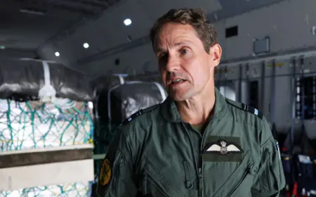 قائد عسكري بريطاني يُشيد بالإنزالات الجوية الأردنية لغزة