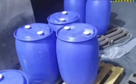 مهربة في براميل.. احباط تهريب (1100) لتر جوس سجائر إلكترونية