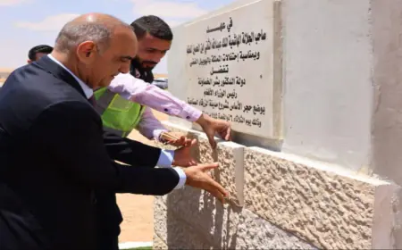 الخصاونة يضع حجر الأساس لمشروع مدينة الزرقاء الصِّناعيَّة