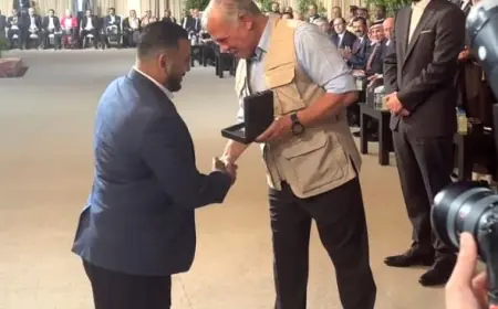 الملك ينعم على البطل البارالمبي عبد الكريم خطاب بميدالية اليوبيل الفضي