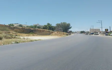 أشغال جرش تنذر 30 متجرا اعتدت على طريق جرش - الكتة