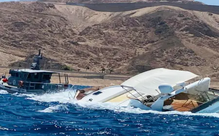 القوة البحرية والزوارق الملكية تنقذ مركبا سياحيا في خليج العقبة