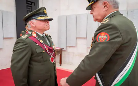 الجيش العربي يسلم الملك قلادة اليوبيل الفضي