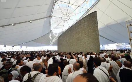 حجاج بيت الله الحرام يرمون اليوم الجمرات الثلاث في أول أيام التشريق