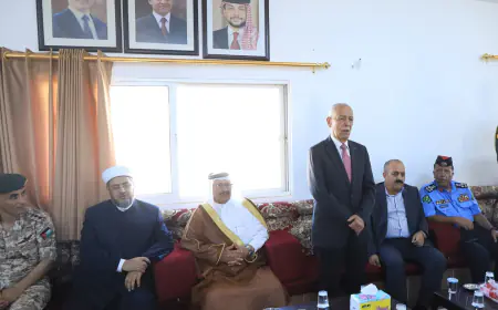 مندوبا عن الملك وولي العهد.. رئيس الديوان الملكي يقدم واجب العزاء لذوي الشهيدين العرام والصياح