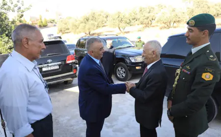 مندوبا عن الملك وولي العهد العيسوي يعزي عشائر الحموري وبني عامر والمومني