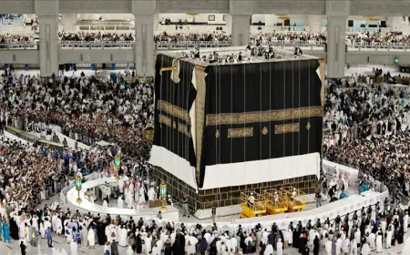 1000 كغم من الحرير الخام.. تغيير كسوة الكعبة المشرفة (التفاصيل)