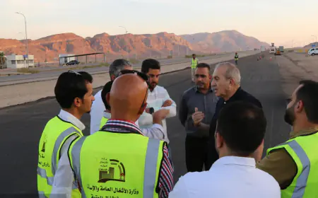 وزير الأشغال يتفقد مشروع صيانة الطريق الصحراوي.. ويعلن قرب اطلاق العمل بمنطقة المريغة
