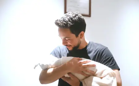 بالفيديو.. ولي العهد يؤذن  في أذن مولودته