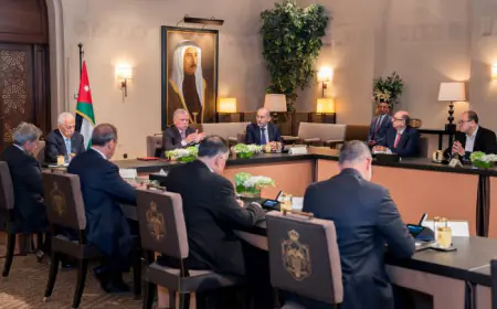 الملك يلتقي سياسيين وإعلاميين في قصر الحسينية