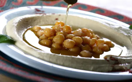 الاشتباه بإصابة 36 شخص بتسمم غذائي  بعد تناولهم حمص وفلافل