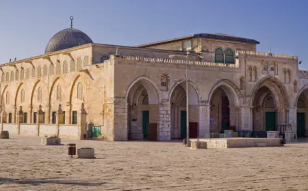 مستوطنون متطرفون يقتحمون باحات الأقصى المبارك