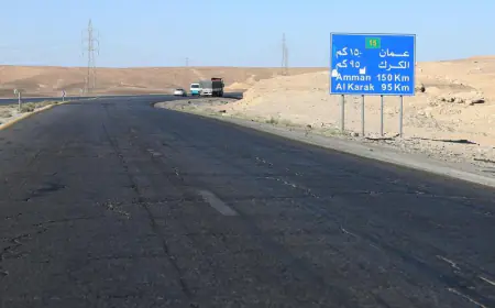 على الطريق الصحراوي.. ضبط مركبة مخالفة تحمل في صندوقها 30 راكبا