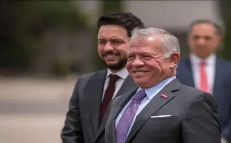 الملك  وولي العهد يزور مجمع الملك الحسين للأعمال