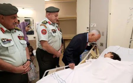 العيسوي  يطمئن على صحة طفلة من غزة تتلقى العلاج بمدينة الحسين الطبية