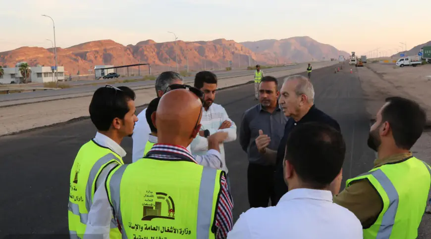 وزير الأشغال يتفقد مشروع صيانة الطريق الصحراوي.. ويعلن قرب اطلاق العمل بمنطقة المريغة
