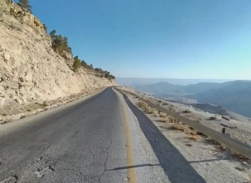 بدء العمل بمشروع تحسين وإعادة تأهيل جزء من الطريق الملوكي (صور)
