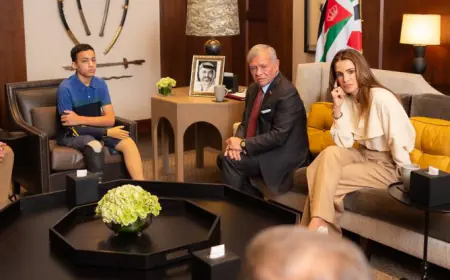 الملك والملكة يستقبلان الطفل يزن الحرازين من غزة  في قصر الحسينية