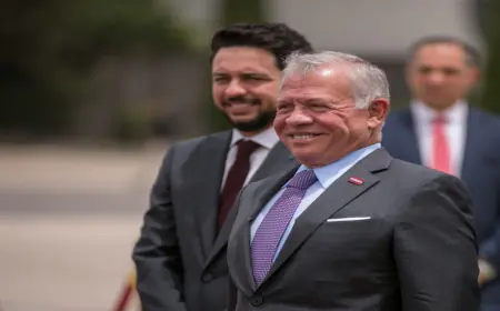 الملك يرافقه ولي العهد يزور جرش