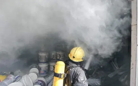 الدفاع المدني يخمد حريق محل ومستودع لمواد بناء في منطقة الجويدة