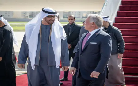  الملك وولي العهد يستقبلان رئيس دولة الإمارات لدى وصوله المملكة